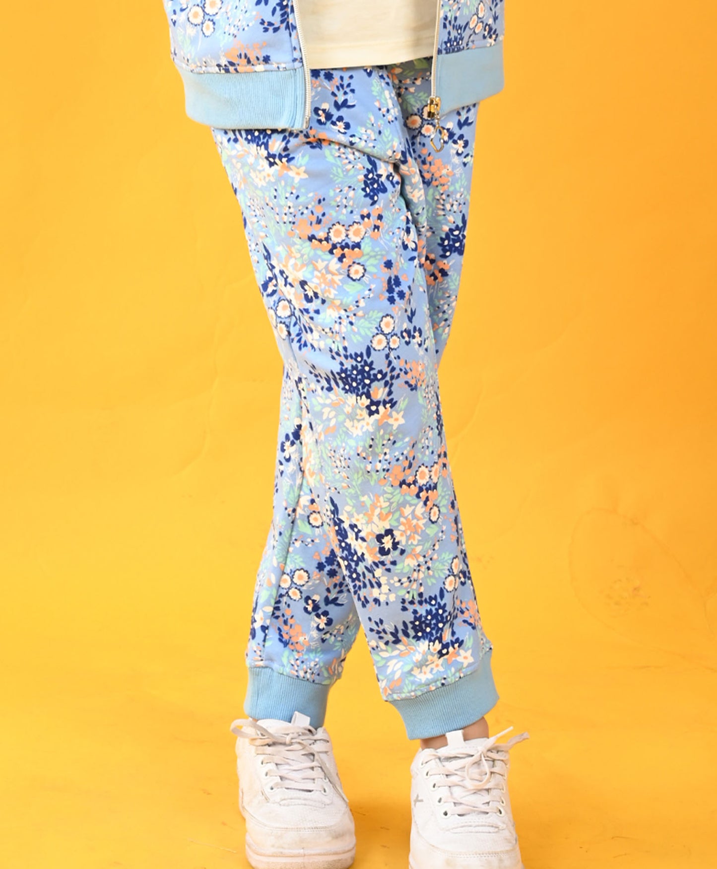 PRETTY BLUE FLOWERS FLEECE JOGGER - BLUE