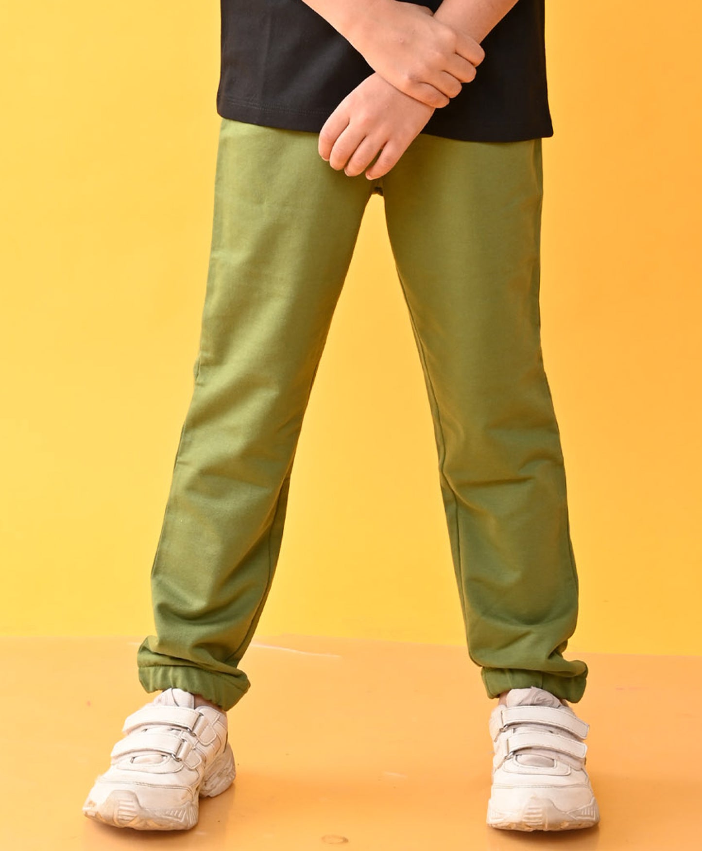 BASKETBALL OLIVE BOYS SUMMER JOGGER - GREEN