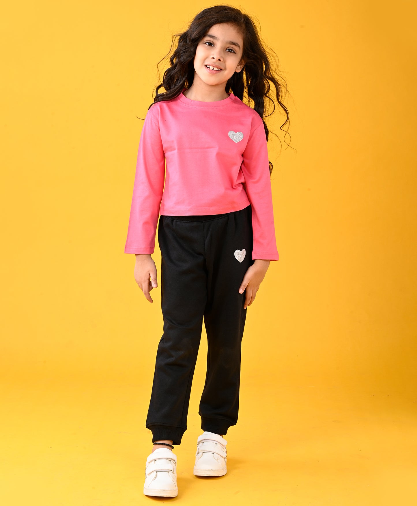 BRIGHT PINK HEART T-SHIRT AND BLACK HEART WARM FLEECE JOGGER SET - PINK/BLACK