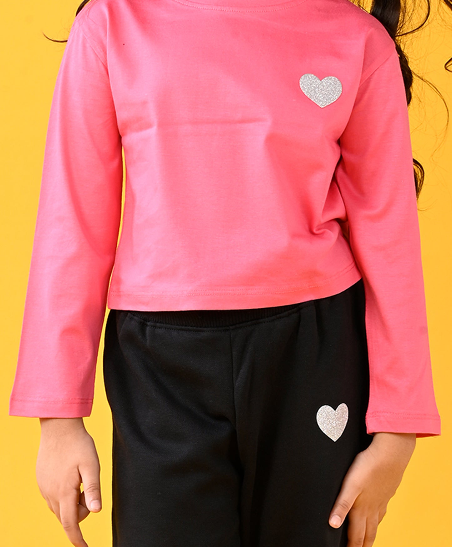 BRIGHT PINK HEART T-SHIRT AND BLACK HEART WARM FLEECE JOGGER SET - PINK/BLACK