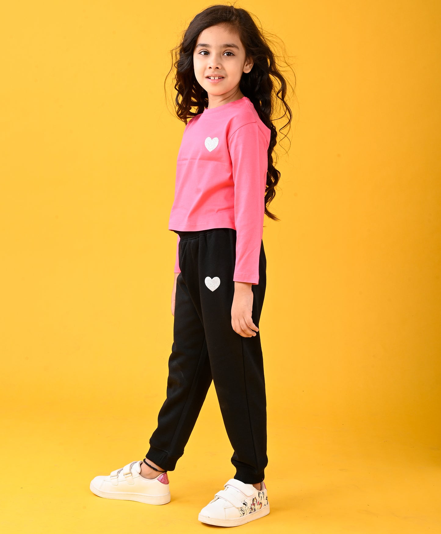 BRIGHT PINK HEART T-SHIRT AND BLACK HEART WARM FLEECE JOGGER SET - PINK/BLACK