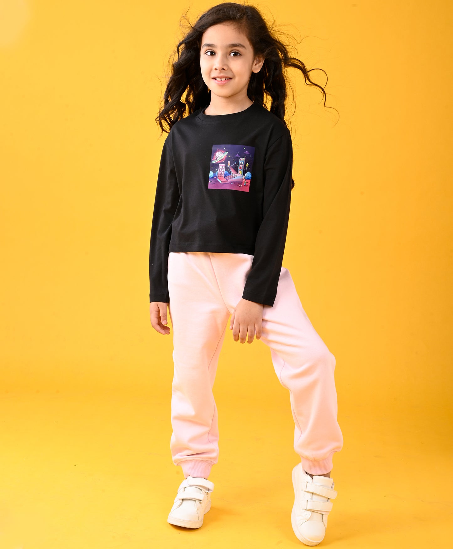 PLANET BLACK T-SHIRT AND PINK HEART WARM FLEECE JOGGER SET - BLACK/PINK