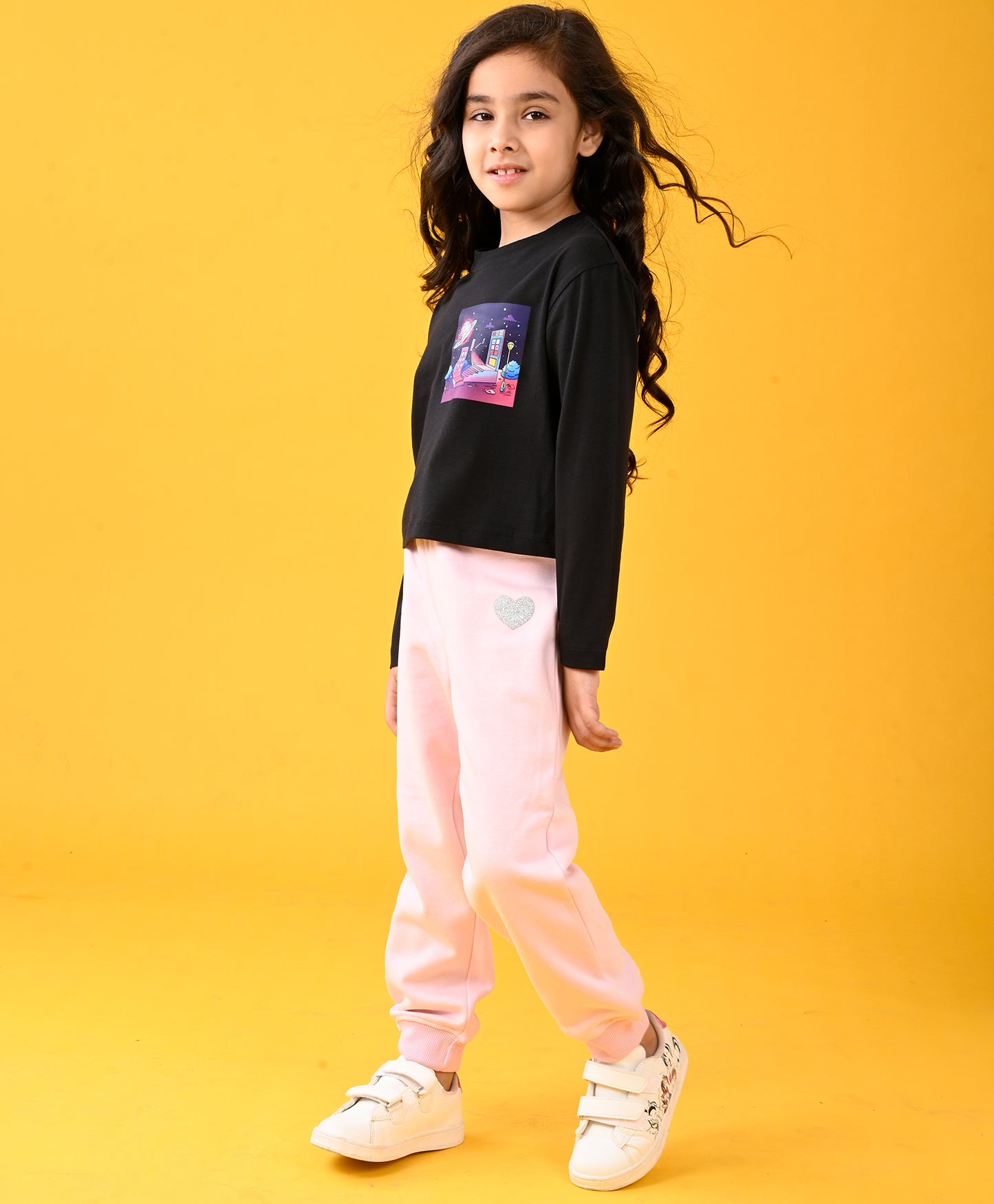 PLANET BLACK T-SHIRT AND PINK HEART WARM FLEECE JOGGER SET - BLACK/PINK