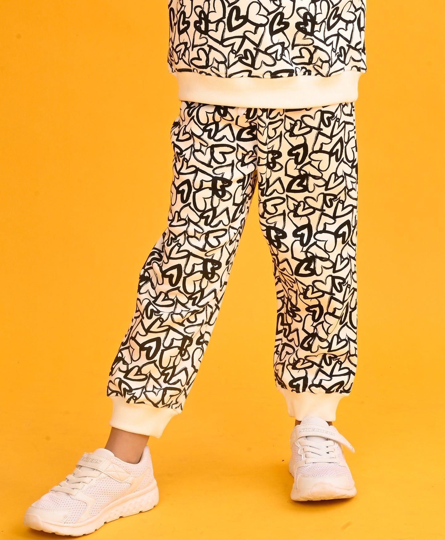 BLACK HEART FLEECE GIRLS JOGGER-WHITE