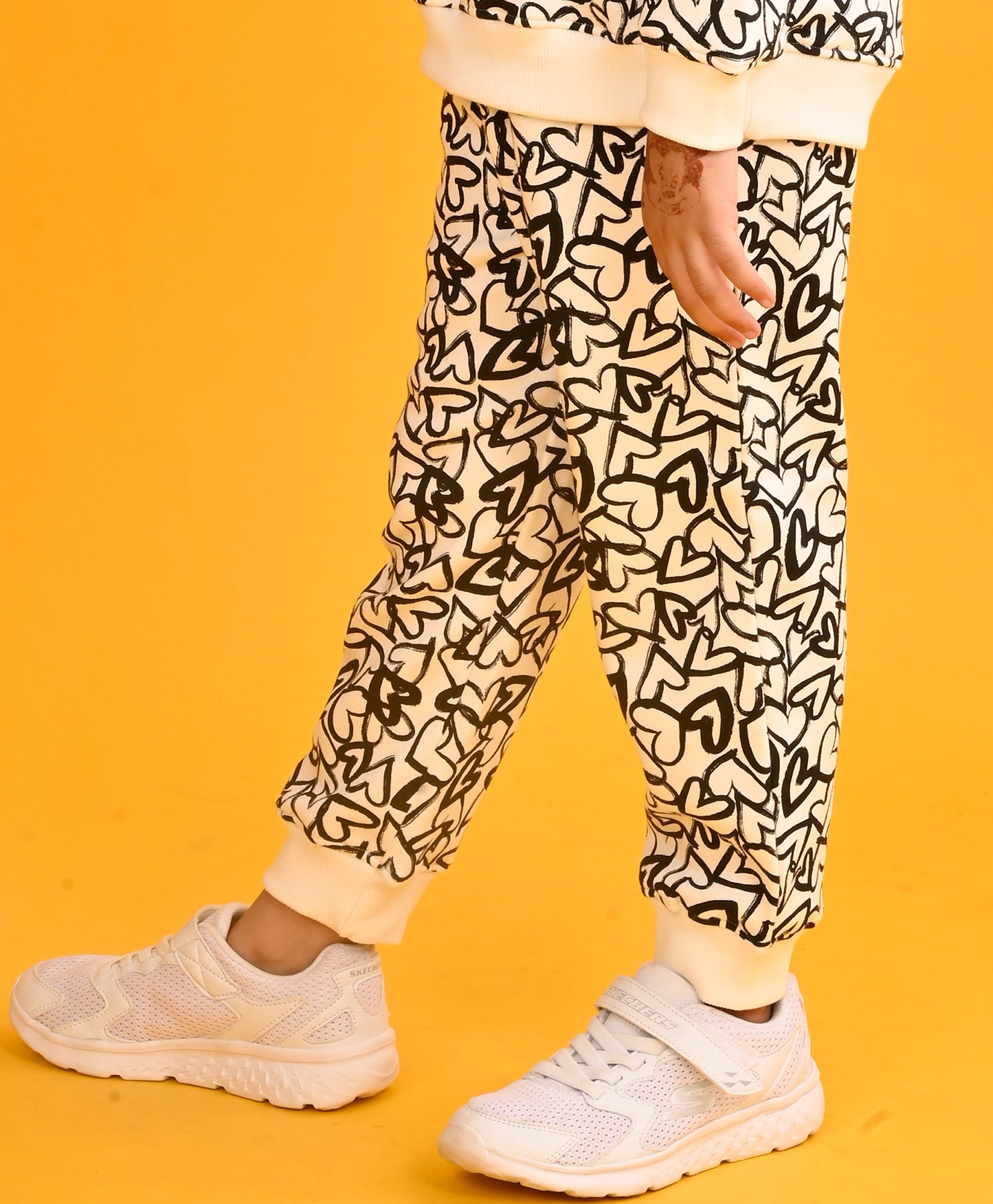 BLACK HEART FLEECE GIRLS JOGGER-WHITE