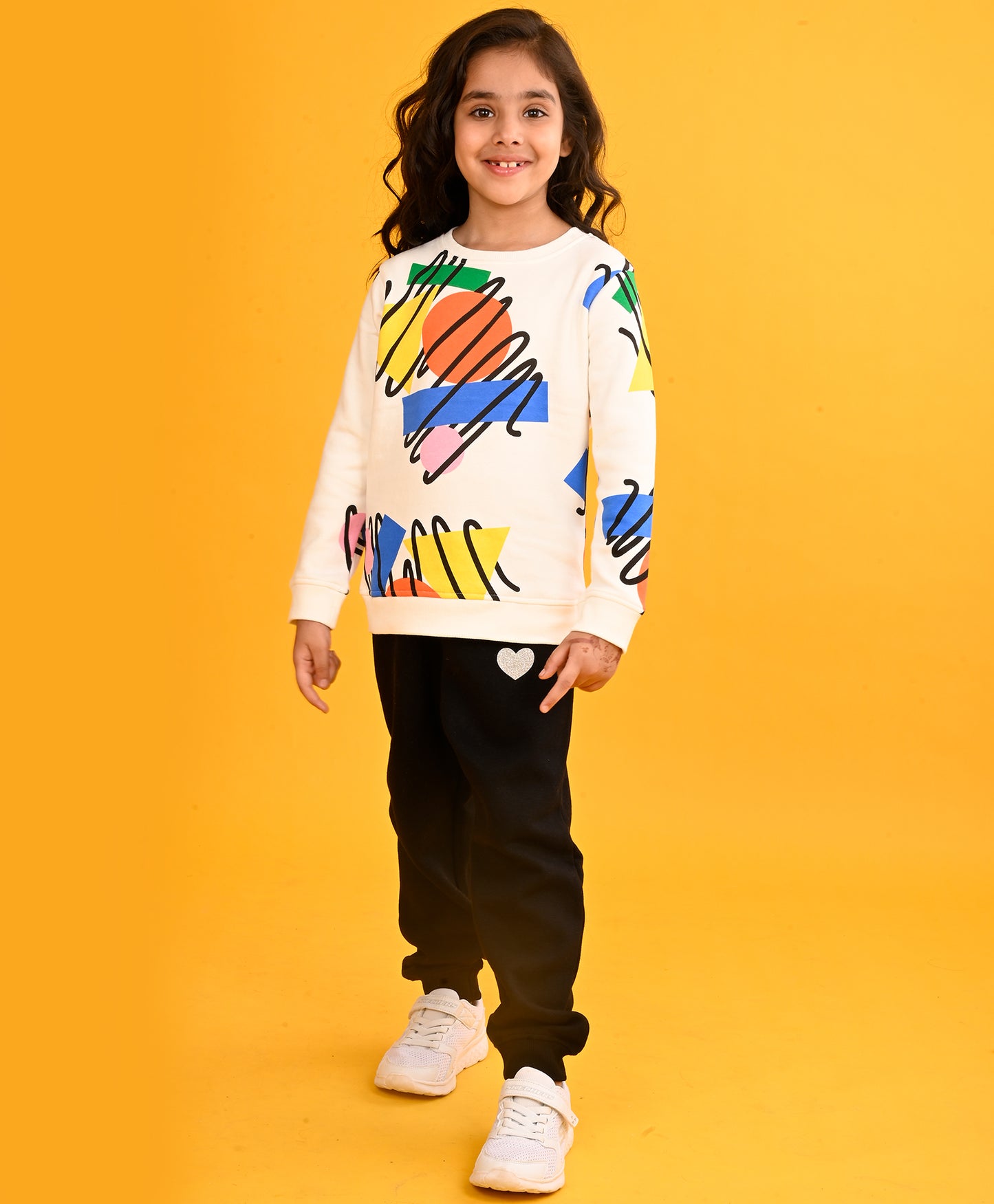 SHAPES PRINT GIRLS SWEATSHIRT BLACK HEART FLEECE JOGGER SET - WHITE/BLACK