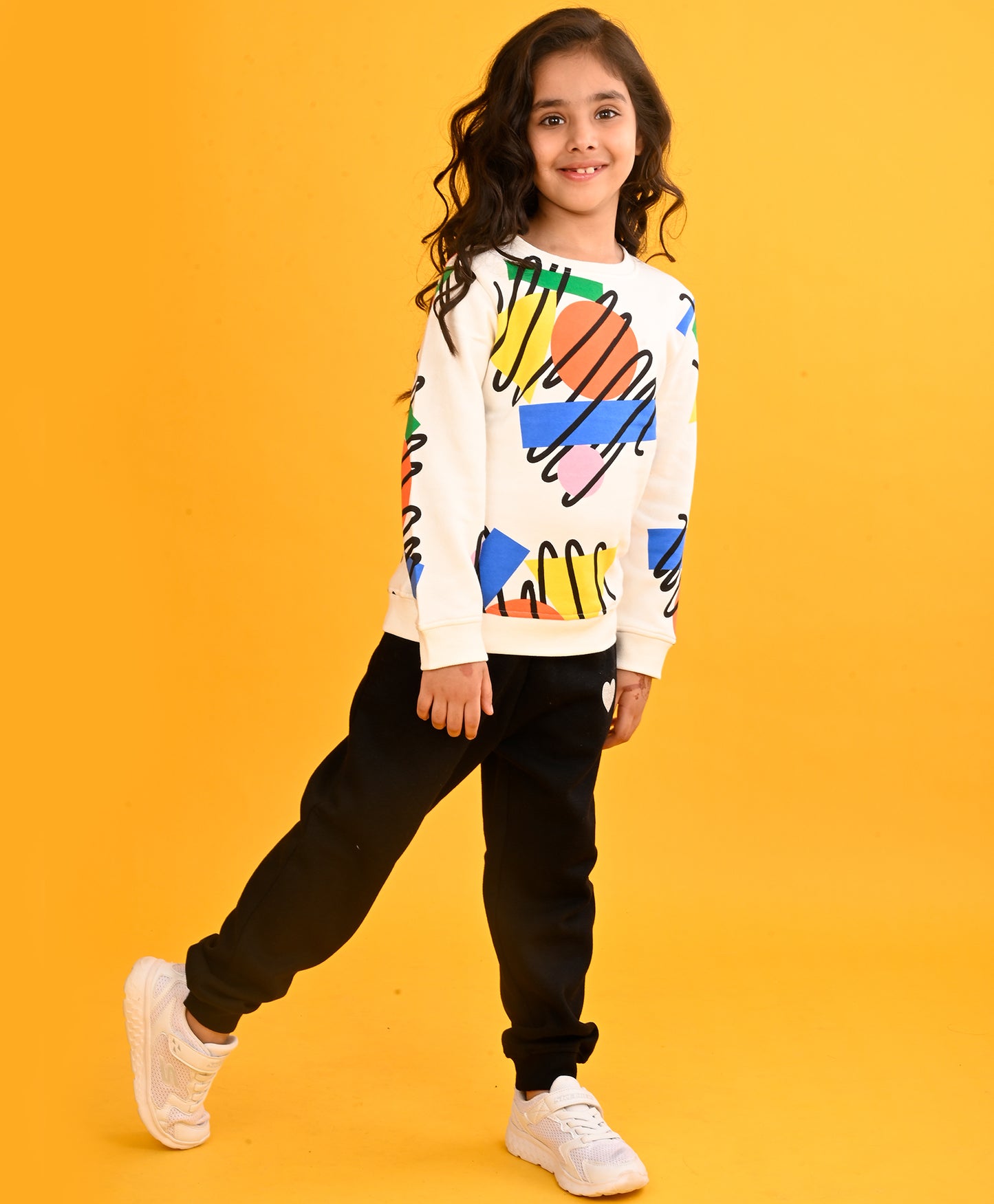 SHAPES PRINT GIRLS SWEATSHIRT BLACK HEART FLEECE JOGGER SET - WHITE/BLACK