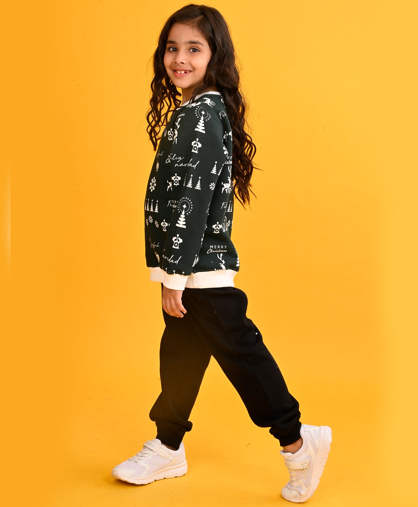 MERRY CHRISTMAS GIRLS SWEATSHIRT BLACK HEART FLEECE JOGGER SET - GREEN/BLACK