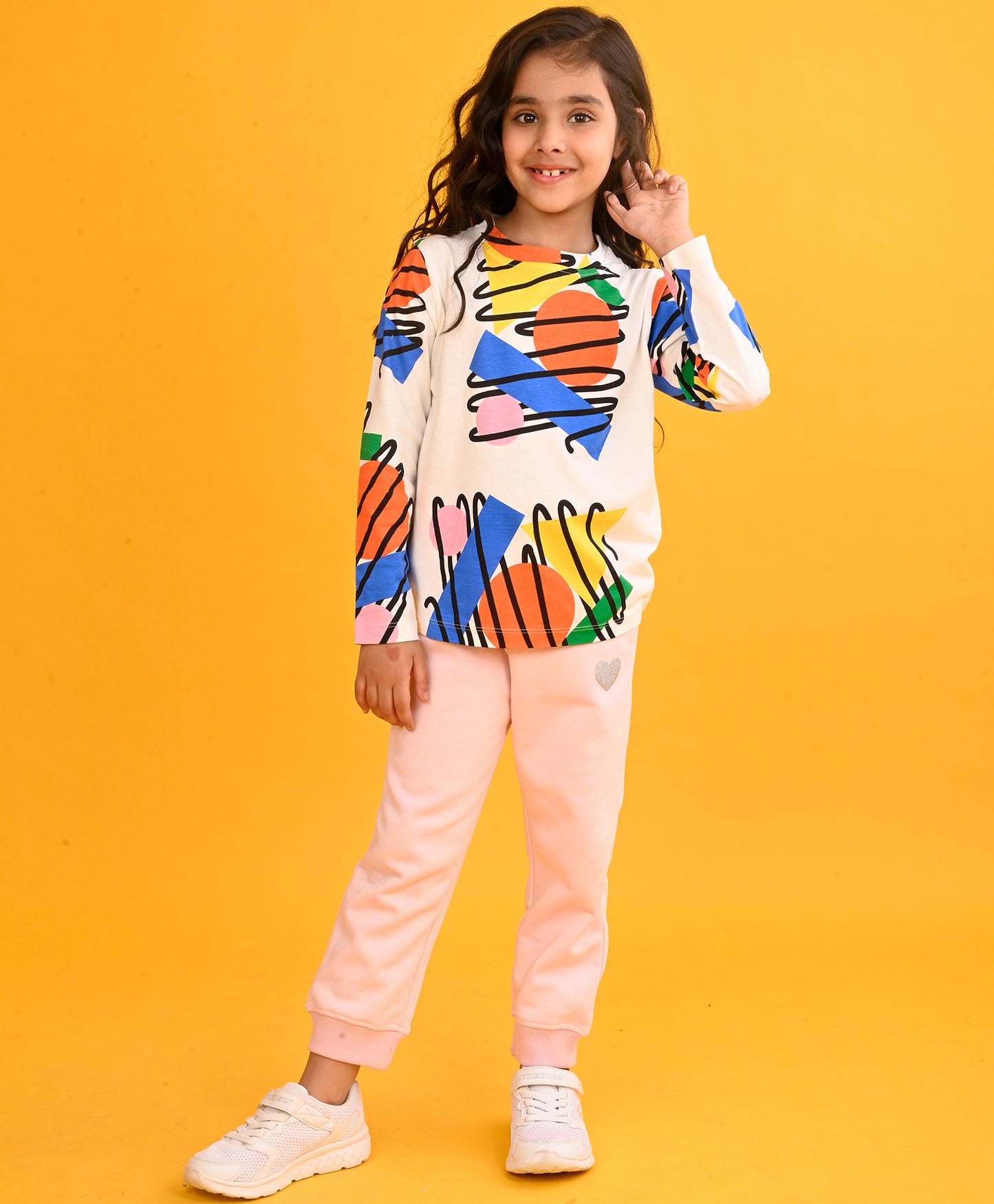 SHAPES PRINT GIRLS LONG SLEEVE T-SHIRT PINK HEART FLEECE JOGGER SET - WHITE/PINK